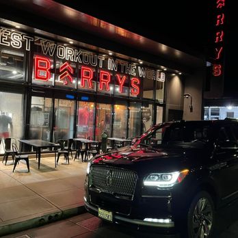 Premier Jazzman Limo - premier JLS lincoln navigator onsite waiting to pu a client after a workout! - Town Car Service Near Me - Burlingame , California