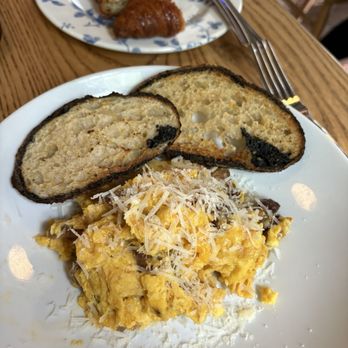 Lardo - Bacon Parmesan Scrambled Eggs w/ Toast - Breakfast & Brunch Near Me - Ciudad de México, DIF Lardo - Bacon Parmesan Scrambled Eggs w/ Toast - Breakfast & Brunch Near Me - Ciudad de México, DIF