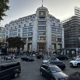 Louis Vuitton オーバル型　101 Champs Élysées 1024px-