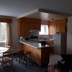 Winchester Bay Inn - Full on kitchen with stove, oven, fridge, utensils/plate and even a juice pitcher! Lots of double sided windows for a breeze.