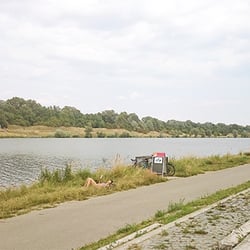 Himmel und Wasser - Das Wasser gleich vor der Nase, herrliche Aussicht auf die Lobau.