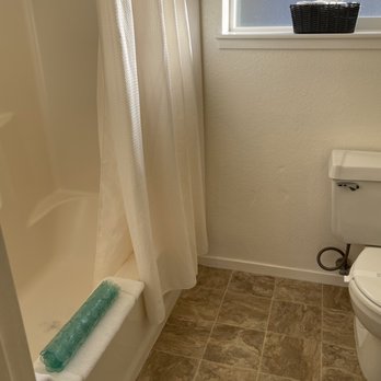 Surf & Sand Inn - Shower/tub toilet area - Hotels Near Me - Pacific City, Oregon Surf & Sand Inn - Shower/tub toilet area - Hotels Near Me - Pacific City, Oregon