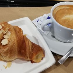 La Pausa - Croissant de Almendras (2,58€), Café con leche (1,52€)