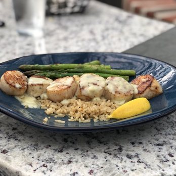 James Landing Grille - Scallops on a rice pilaf with sautéed asparagus in tarragon creme sauce - American Near Me - Williamsburg, Virginia James Landing Grille - Scallops on a rice pilaf with sautéed asparagus in tarragon creme sauce - American Near Me - Williamsburg, Virginia