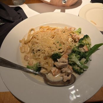 Tomato Thyme - Fettuccine Alfredo with broccoli - Pizza Near Me - San Jose, California Tomato Thyme - Fettuccine Alfredo with broccoli - Pizza Near Me - San Jose, California