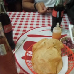 Caldos de pavo "Los héroes" - Tostadas y salsas.