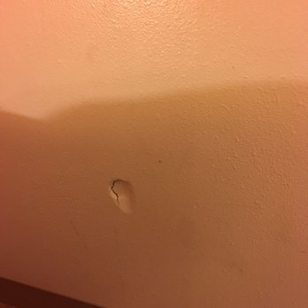 Motel 6 - Hole in the wall - Hotels Near Me - Maryland Heights, Missouri