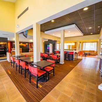 Courtyard by Marriott Bettendorf Quad Cities - SEL Bettendorf Lobby - Hotels Near Me - Bettendorf, Iowa Courtyard by Marriott Bettendorf Quad Cities - SEL Bettendorf Lobby - Hotels Near Me - Bettendorf, Iowa