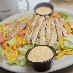 Southern Crossroads - Grilled chicken salad