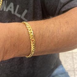 H&Q Jewelers - 14kt gold Cuban link bracelet