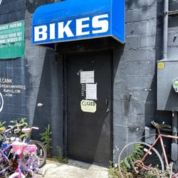 Hunds Re Cycle & Hydro Factory - Shop closed ... with trash and rusty old bikes everywhere.