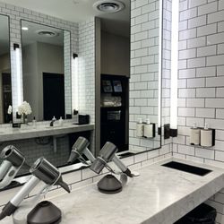 Barry's Austin - Bathroom