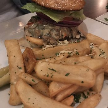 Volcano Union Inn + Pub - Burger w/garlic fries - Bed & Breakfast Near Me - Volcano, California