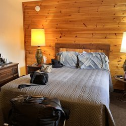 Motel Ely - Queen bed, end tables.
