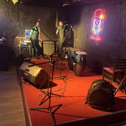 Una Mas Bar & Grill - Live band