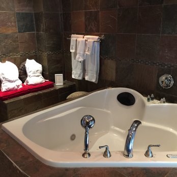 Hotel Kutuma - Hotels Near Me - Montreal, Quebec