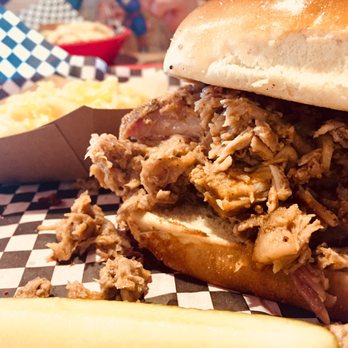Boones Pickins - Pulled Pork Sandwich with Mac n' Cheese - Barbeque Near Me - Andover, Kansas