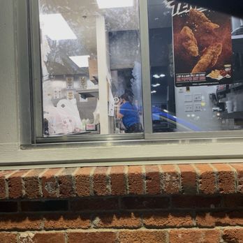Slim Chickens - Employees not paying attention to drive thru - Chicken Wings Near Me - Warr Acres, Oklahoma Slim Chickens - Employees not paying attention to drive thru - Chicken Wings Near Me - Warr Acres, Oklahoma