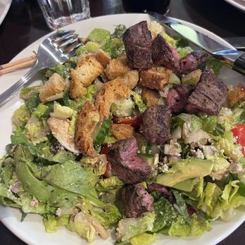 Beau's Grillery - Steak, avocado, cucumbers, tomatoes, mushrooms, onions w/ balsamic vinegar dressing - American Near Me - Bloomfield Hills, Michigan