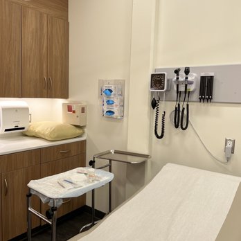 Queen's Island Urgent Care - Surgical procedure room - Urgent Care Near Me - Honolulu, Hawaii Queen's Island Urgent Care - Surgical procedure room - Urgent Care Near Me - Honolulu, Hawaii