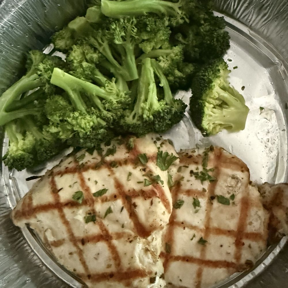 Peppino's Pizza - grilled chicken and broccoli - Pizza Near Me - Grand Rapids, Michigan