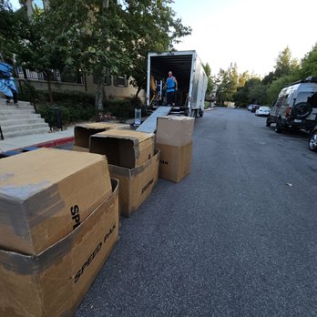 Pro Movers - Thr team hard at work. - Movers Near Me - Anaheim, California Pro Movers - Thr team hard at work. - Movers Near Me - Anaheim, California