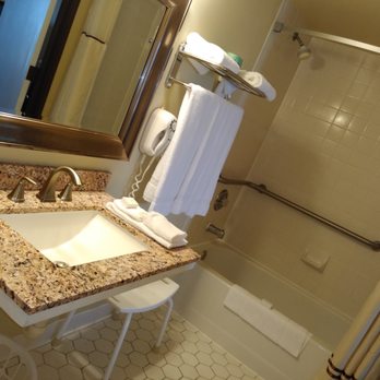 River Edge Inn - Bathroom in an accessible room. - Hotels Near Me - Colonial Beach, Virginia