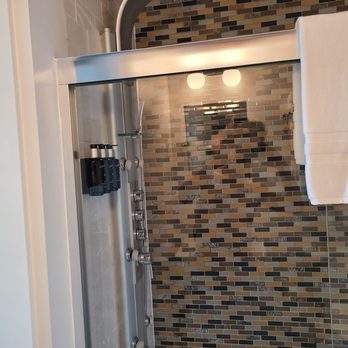 The Hudson Whaler Hotel - The shower and all its settings - Hotels Near Me - Hudson, New York
