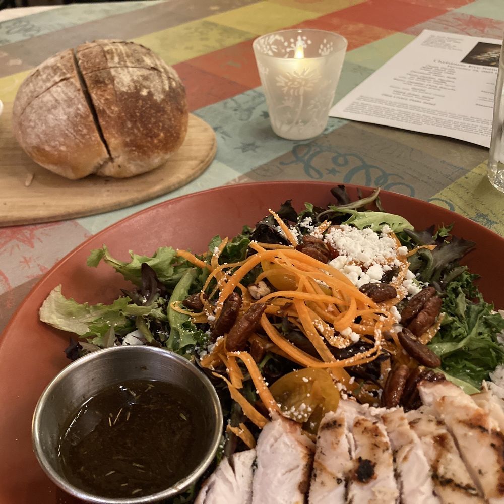 Mixed greens salad with sourdough bread
