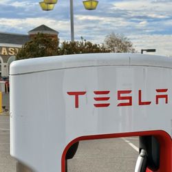 Tesla Supercharger - Next to Dos amigo / Casino