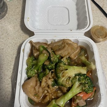 Golden Duck - Chicken and broccoli - Seafood Near Me - Honolulu, Hawaii