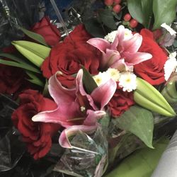 Bouquets Baskets & Balloons