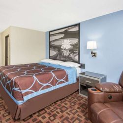 Super 8 by Wyndham Moberly MO - Guest room