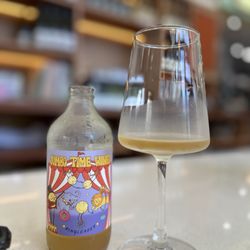 Le Hut Dinette - Jumbo wine
