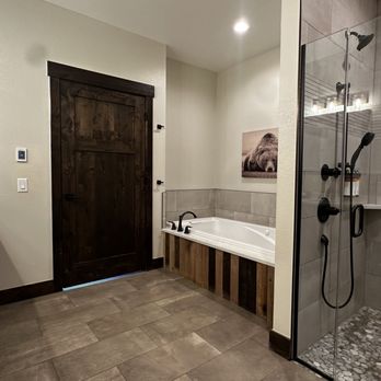 The Inn On Fall River - Bathroom with MASSIVE jet tub, double sink and handicap accessible shower - Hotels Near Me - Estes Park, Colorado The Inn On Fall River - Bathroom with MASSIVE jet tub, double sink and handicap accessible shower - Hotels Near Me - Estes Park, Colorado