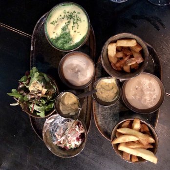 CEO Baas van het Vlees - Spinach in Hollandaise, cole slaw, fries, mixed green salad, various sauces. - American Near Me - Rotterdam, ZH
