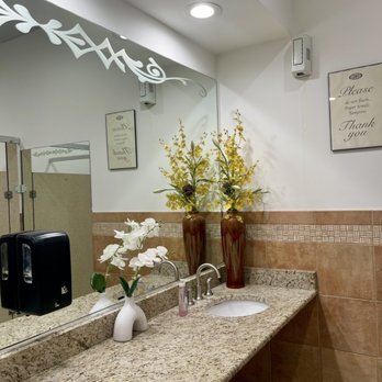 Eggspresso - nicely decorated restroom - Breakfast & Brunch Near Me - Bannockburn, Illinois