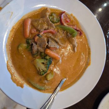 Ladda Thai House - House special Curry sauce with beef. Large chunky veggies and tender beef. Peanut lovers Curry. - Thai Near Me - Portland, Oregon