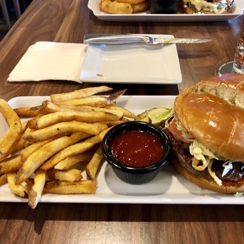 BRU Burger Bar - Fort Mitchell - New American Near Me - Fort Mitchell, Kentucky