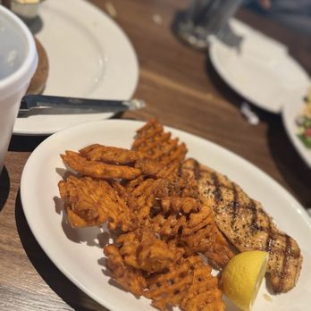 Aubrey’s - kids salmon and sweet potatoes fries - American Near Me - Spring Hill, Tennessee
