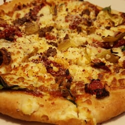 Mediterranean pizza with ground beef minus mushrooms