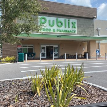 Publix - Front Entrance - Delis Near Me - Tampa, Florida