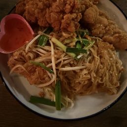 Pad Thai Noodle with Crispy Chicken Pad Thai Noodle with Crispy Chicken