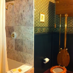 Room 6, bathroom