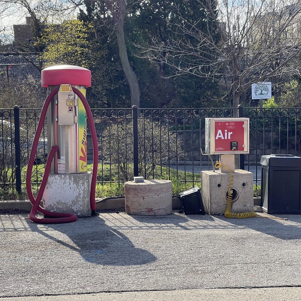 Ravenswood Citgo - a gas pump and trash cans - Convenience Stores Near Me - Chicago, Illinois Ravenswood Citgo - a gas pump and trash cans - Convenience Stores Near Me - Chicago, Illinois