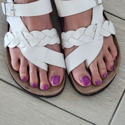 LT NAILS & SPA - Deluxe pedicure with massage