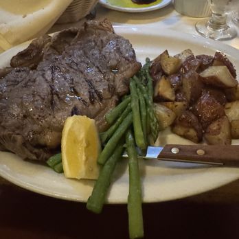 Beppe & Gianni's Trattoria - Fettine di Carne (thin New York strip steak) - Italian Near Me - Eugene, Oregon Beppe & Gianni's Trattoria - Fettine di Carne (thin New York strip steak) - Italian Near Me - Eugene, Oregon