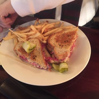 Elephant & Castle - Ruben - British Near Me - Washington, DC, District of Columbia