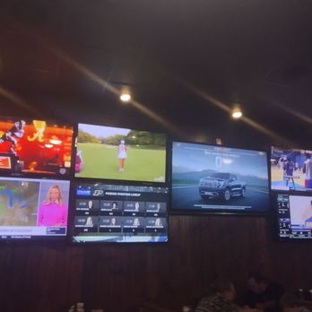 WINKING LIZARD TAVERN - Updated June 2024 - 159 Photos & 85 Reviews