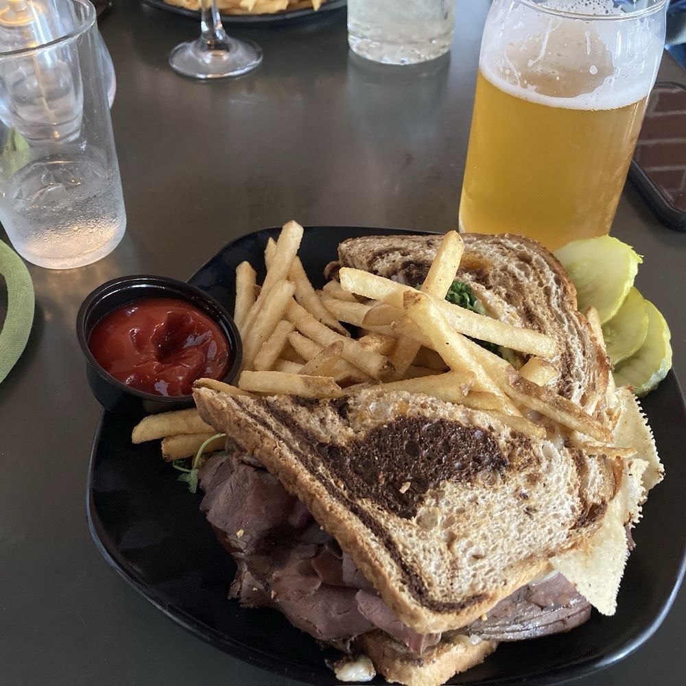 21 Bar & Grill - American Near Me - Keene, New Hampshire